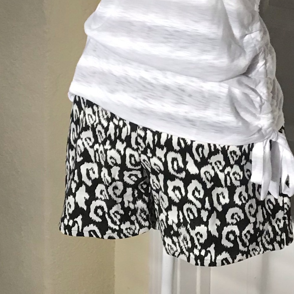 Juniors shorts regular mid rise
